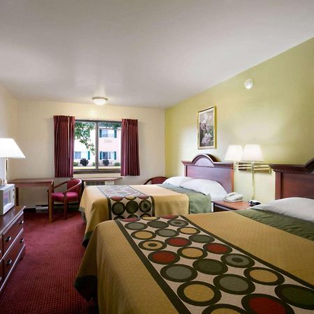 Super 8 By Wyndham Eau Claire Wi Otel Dış mekan fotoğraf