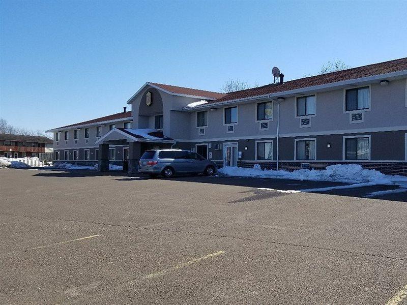 Super 8 By Wyndham Eau Claire Wi Otel Dış mekan fotoğraf