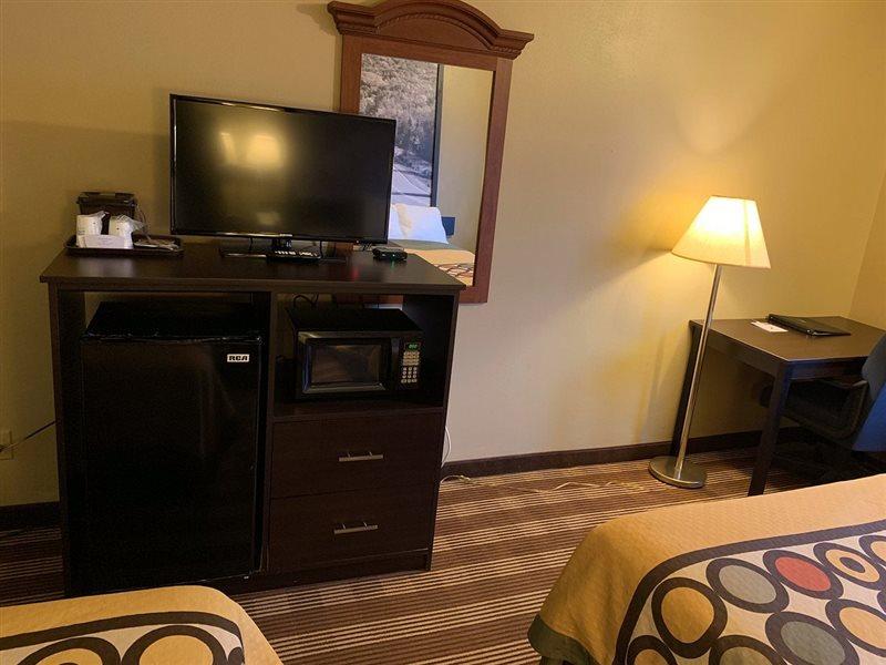 Super 8 By Wyndham Eau Claire Wi Otel Dış mekan fotoğraf