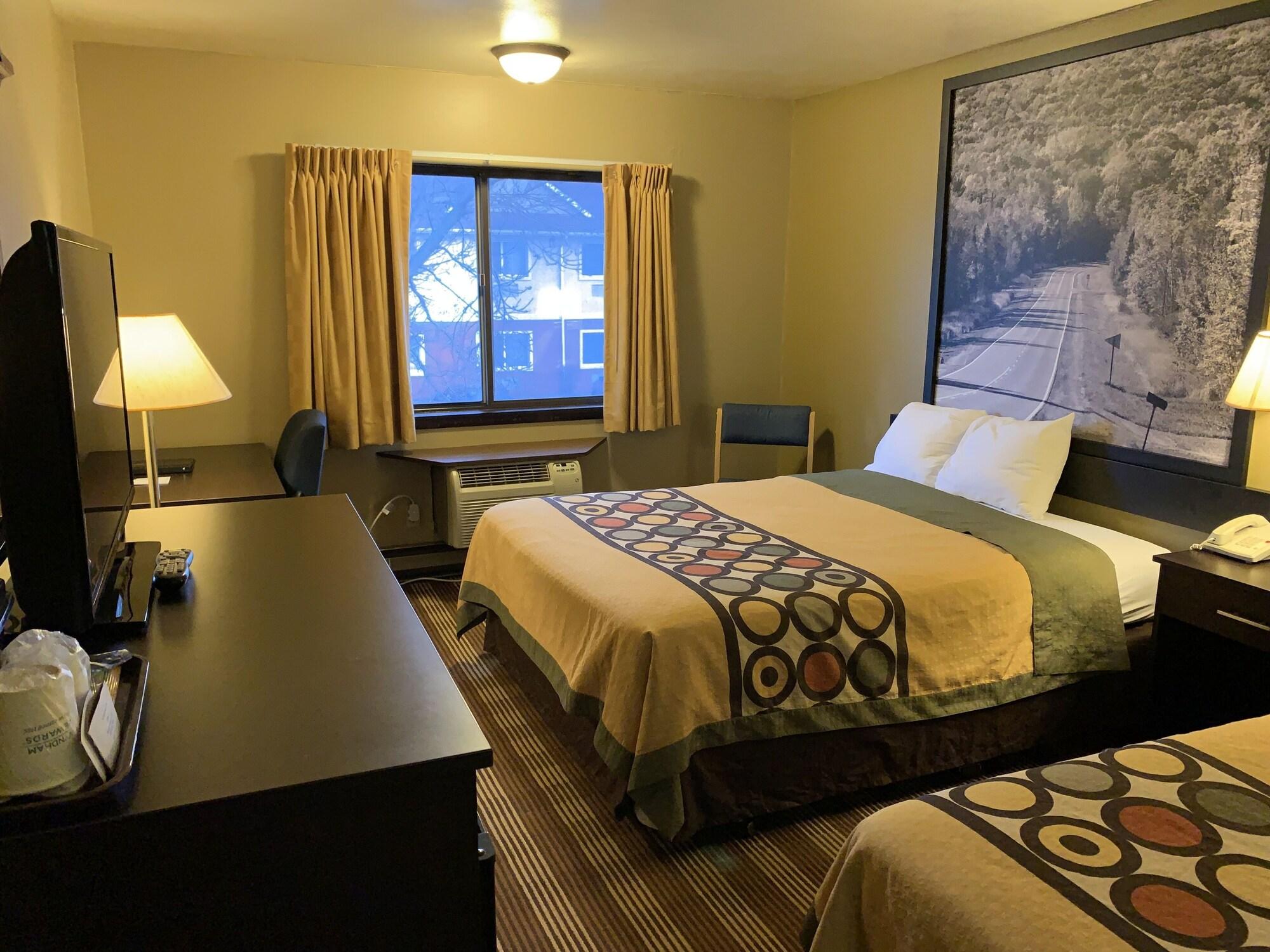 Super 8 By Wyndham Eau Claire Wi Otel Dış mekan fotoğraf
