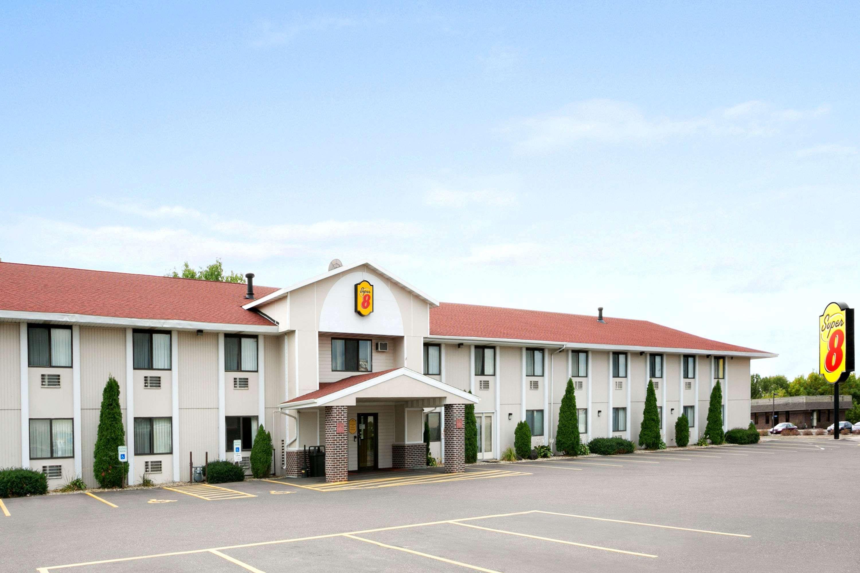 Super 8 By Wyndham Eau Claire Wi Otel Dış mekan fotoğraf