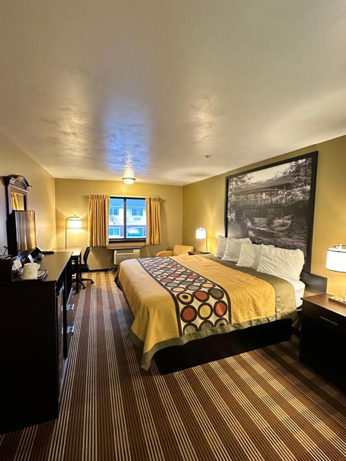 Super 8 By Wyndham Eau Claire Wi Otel Dış mekan fotoğraf