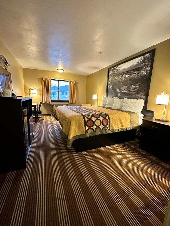 Super 8 By Wyndham Eau Claire Wi Otel Dış mekan fotoğraf