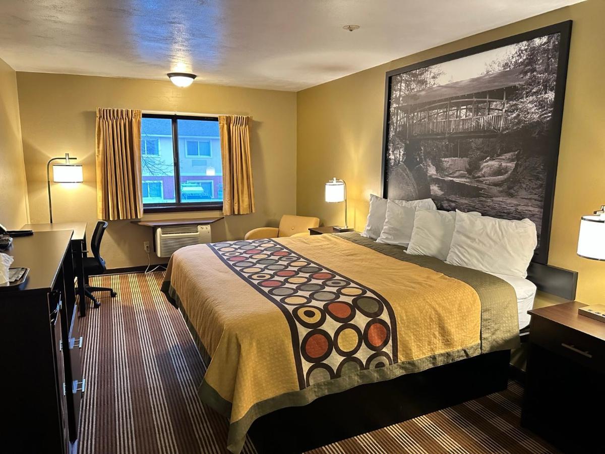 Super 8 By Wyndham Eau Claire Wi Otel Dış mekan fotoğraf