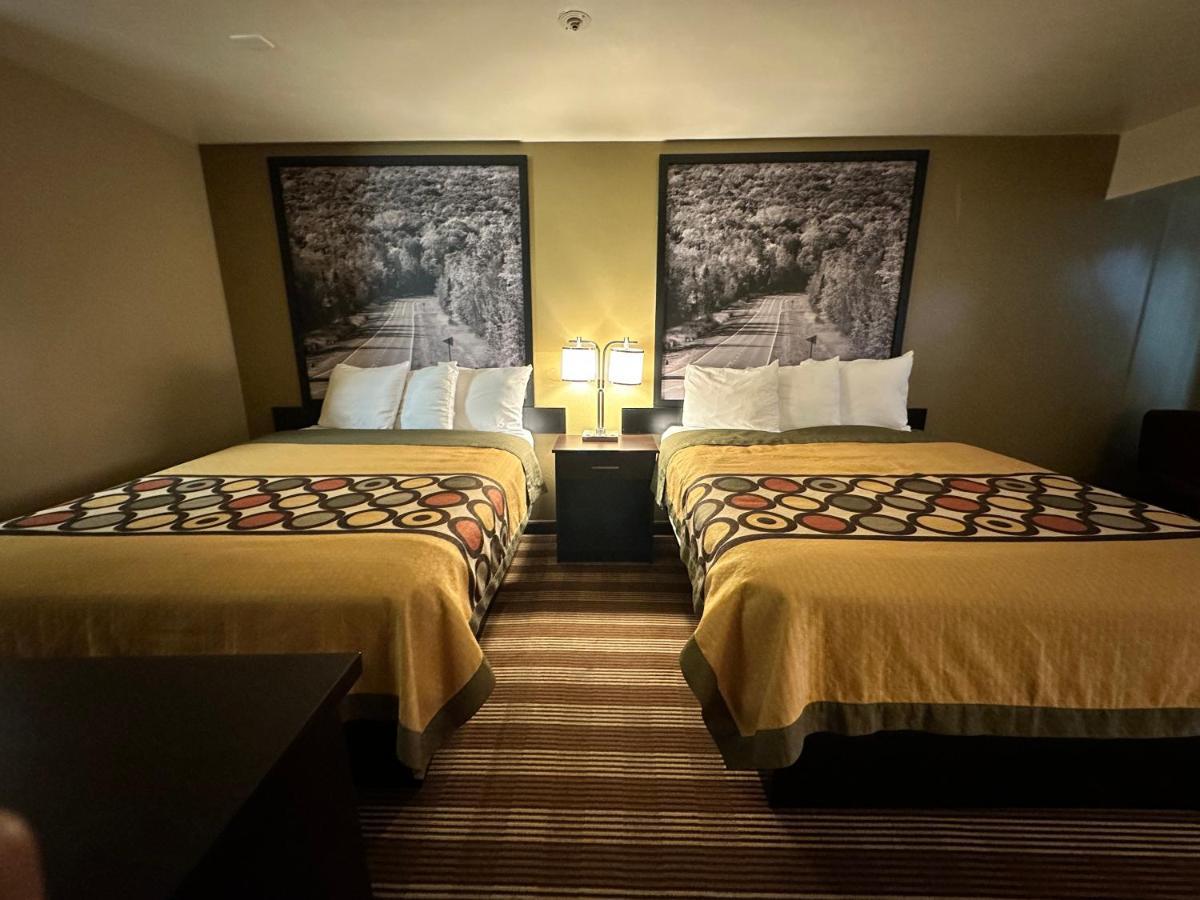 Super 8 By Wyndham Eau Claire Wi Otel Dış mekan fotoğraf