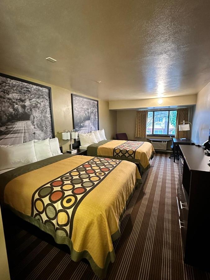 Super 8 By Wyndham Eau Claire Wi Otel Dış mekan fotoğraf
