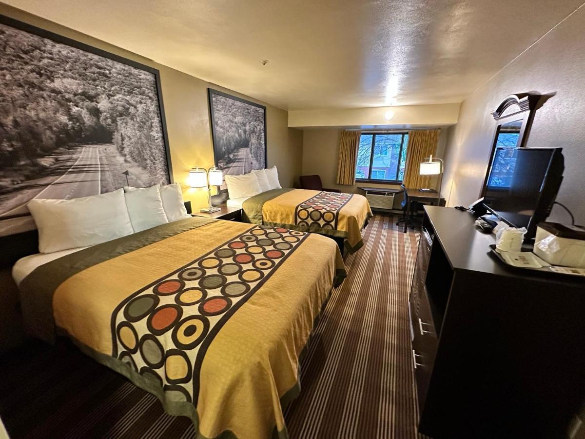 Super 8 By Wyndham Eau Claire Wi Otel Dış mekan fotoğraf
