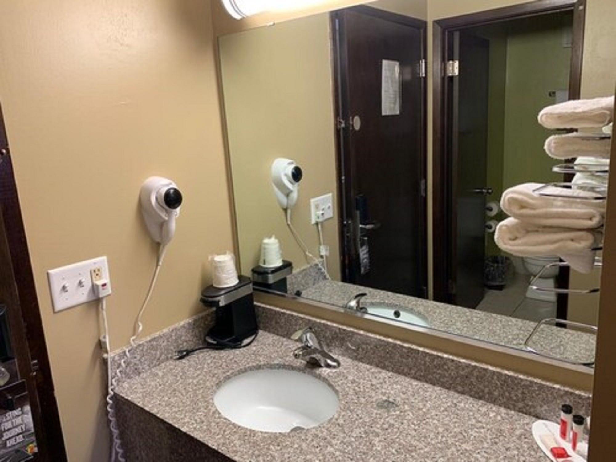 Super 8 By Wyndham Eau Claire Wi Otel Dış mekan fotoğraf