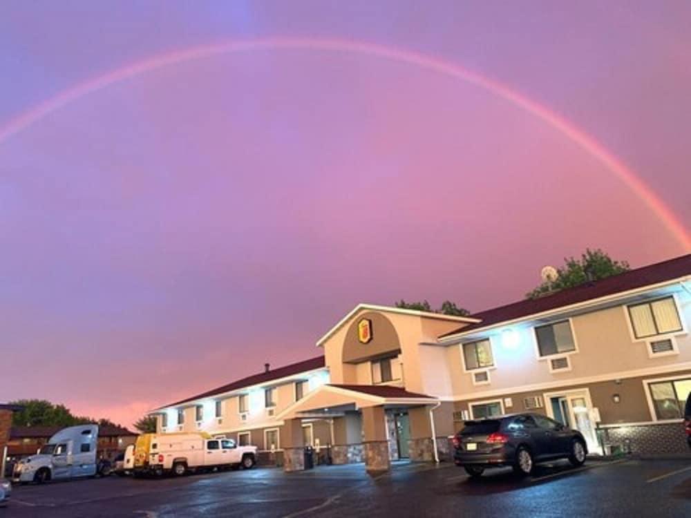 Super 8 By Wyndham Eau Claire Wi Otel Dış mekan fotoğraf