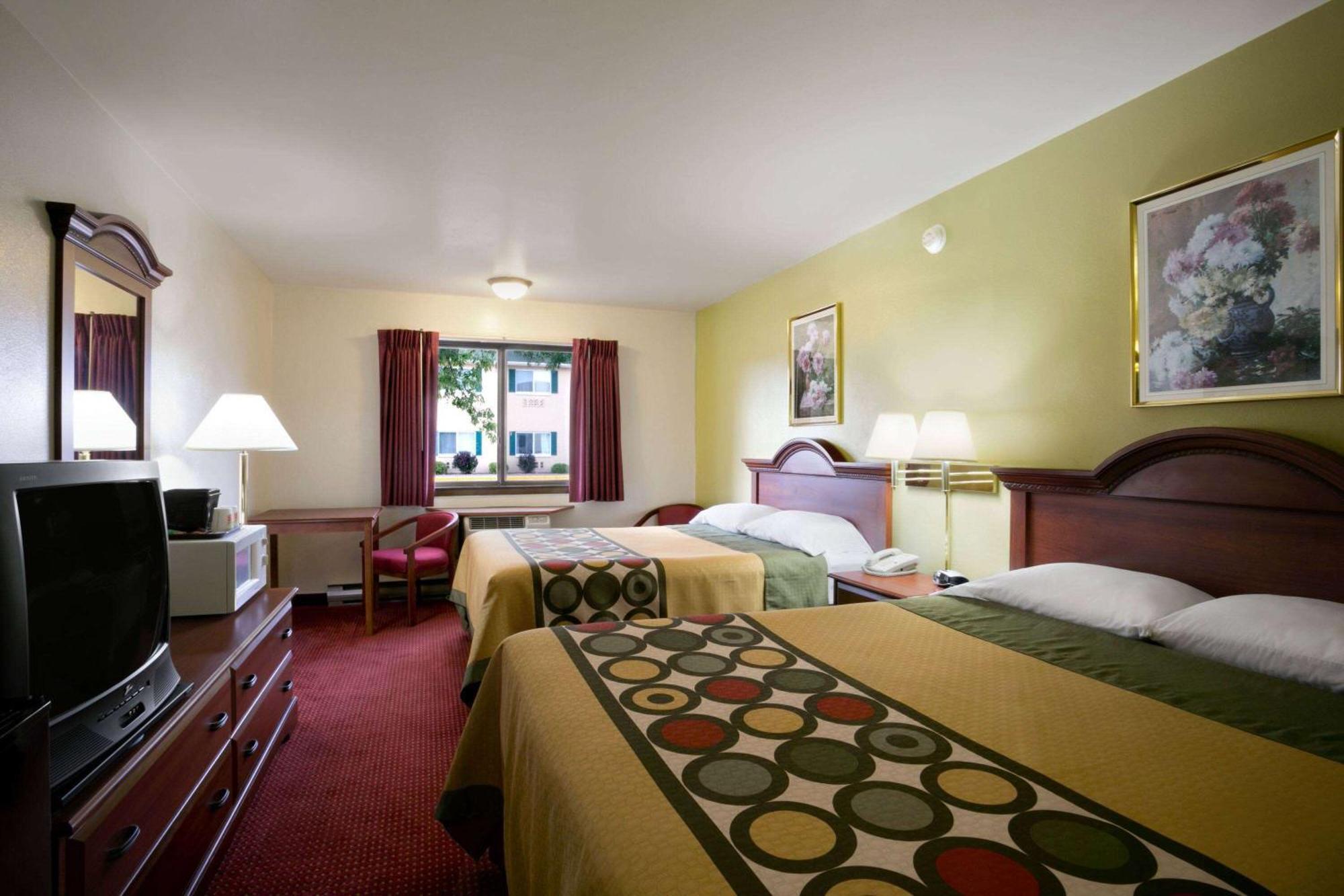 Super 8 By Wyndham Eau Claire Wi Otel Dış mekan fotoğraf