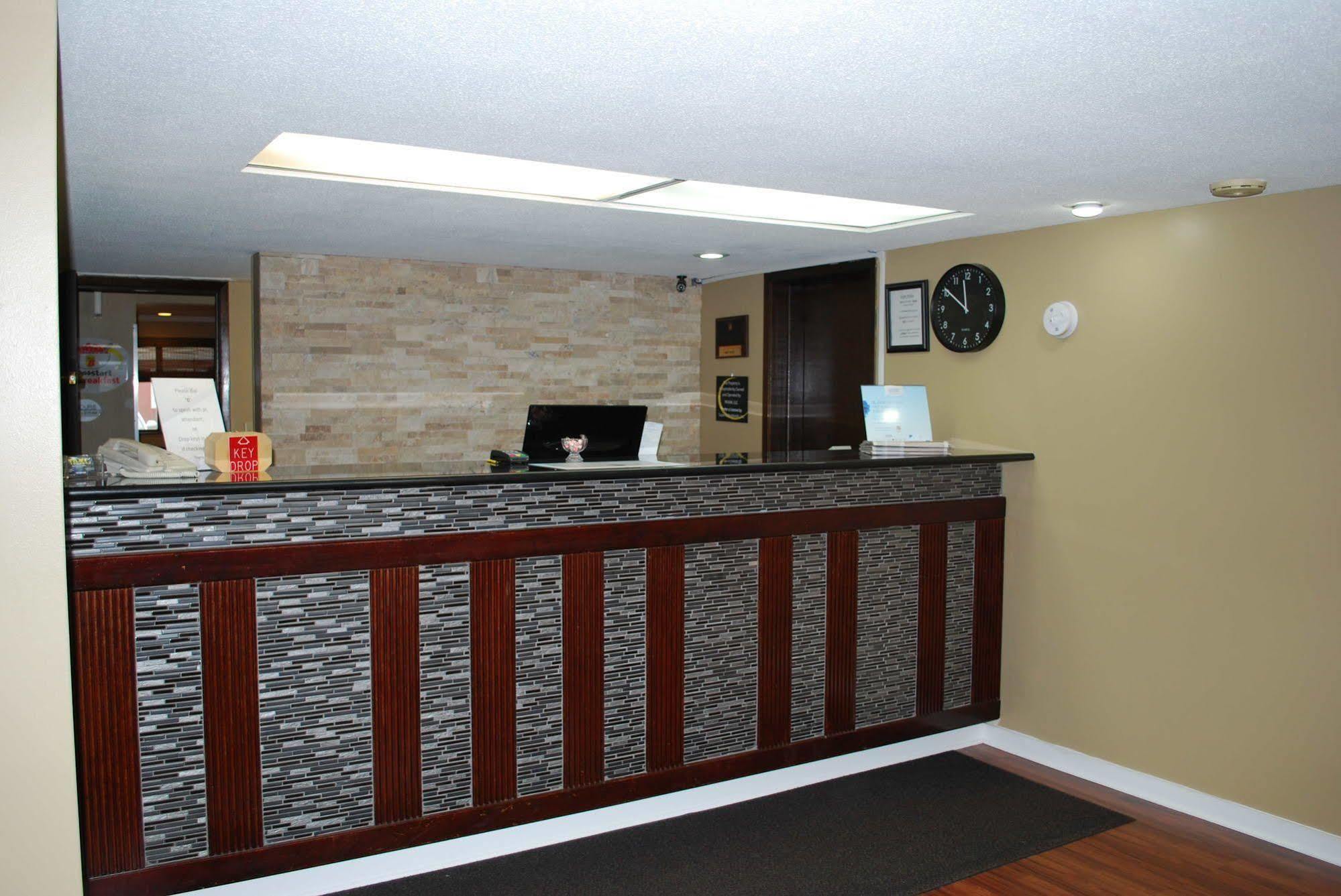 Super 8 By Wyndham Eau Claire Wi Otel Dış mekan fotoğraf