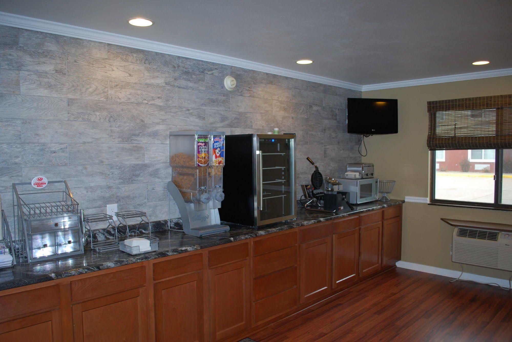 Super 8 By Wyndham Eau Claire Wi Otel Dış mekan fotoğraf