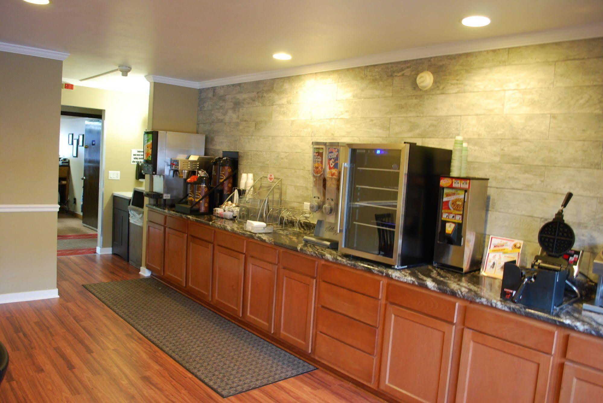 Super 8 By Wyndham Eau Claire Wi Otel Dış mekan fotoğraf