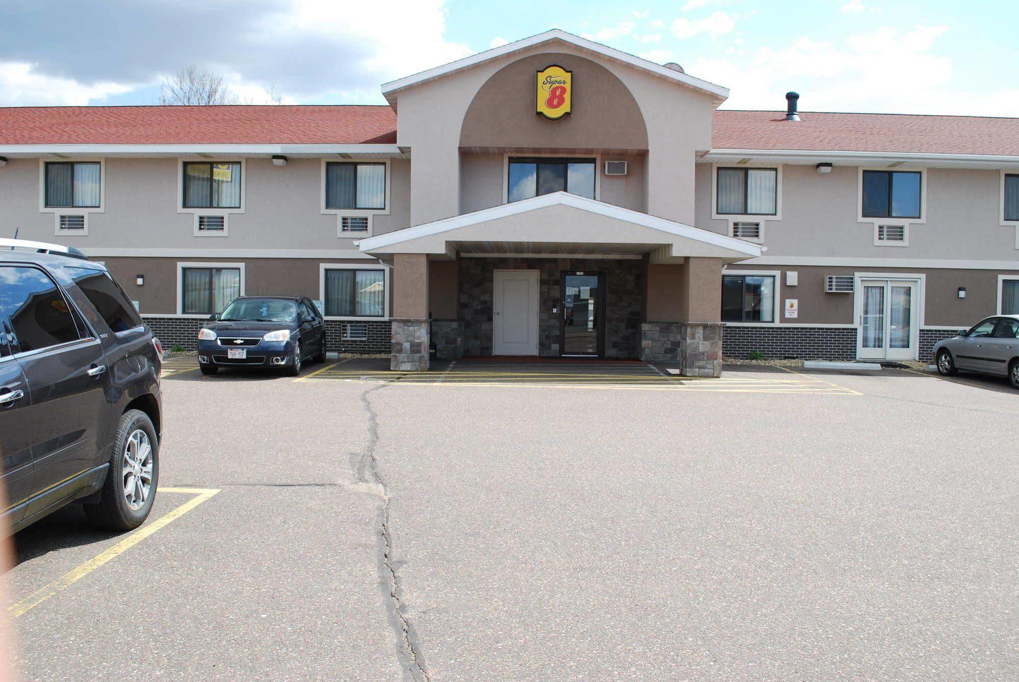 Super 8 By Wyndham Eau Claire Wi Otel Dış mekan fotoğraf