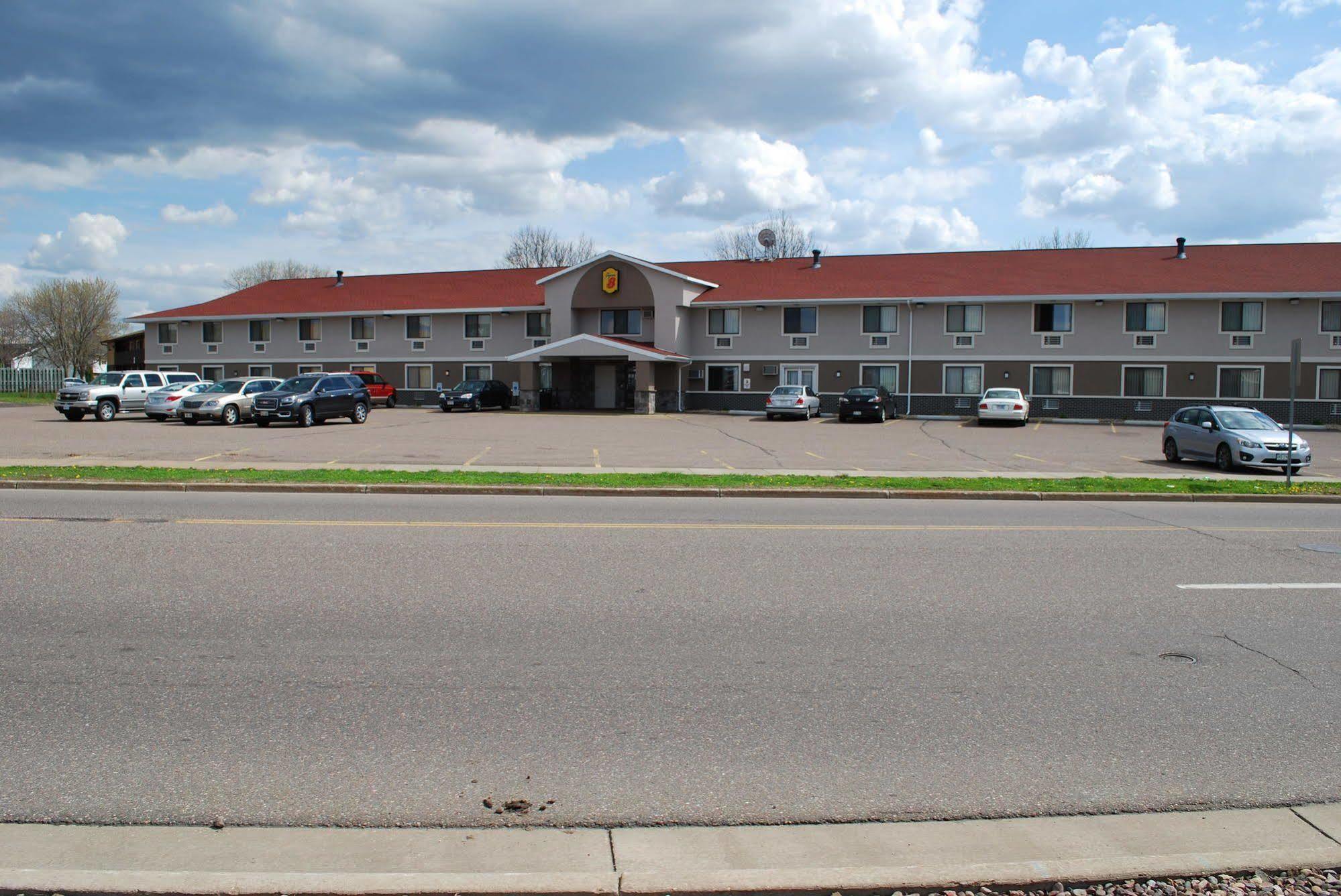 Super 8 By Wyndham Eau Claire Wi Otel Dış mekan fotoğraf