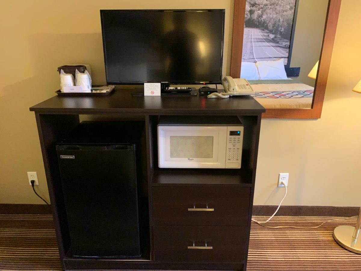 Super 8 By Wyndham Eau Claire Wi Otel Dış mekan fotoğraf