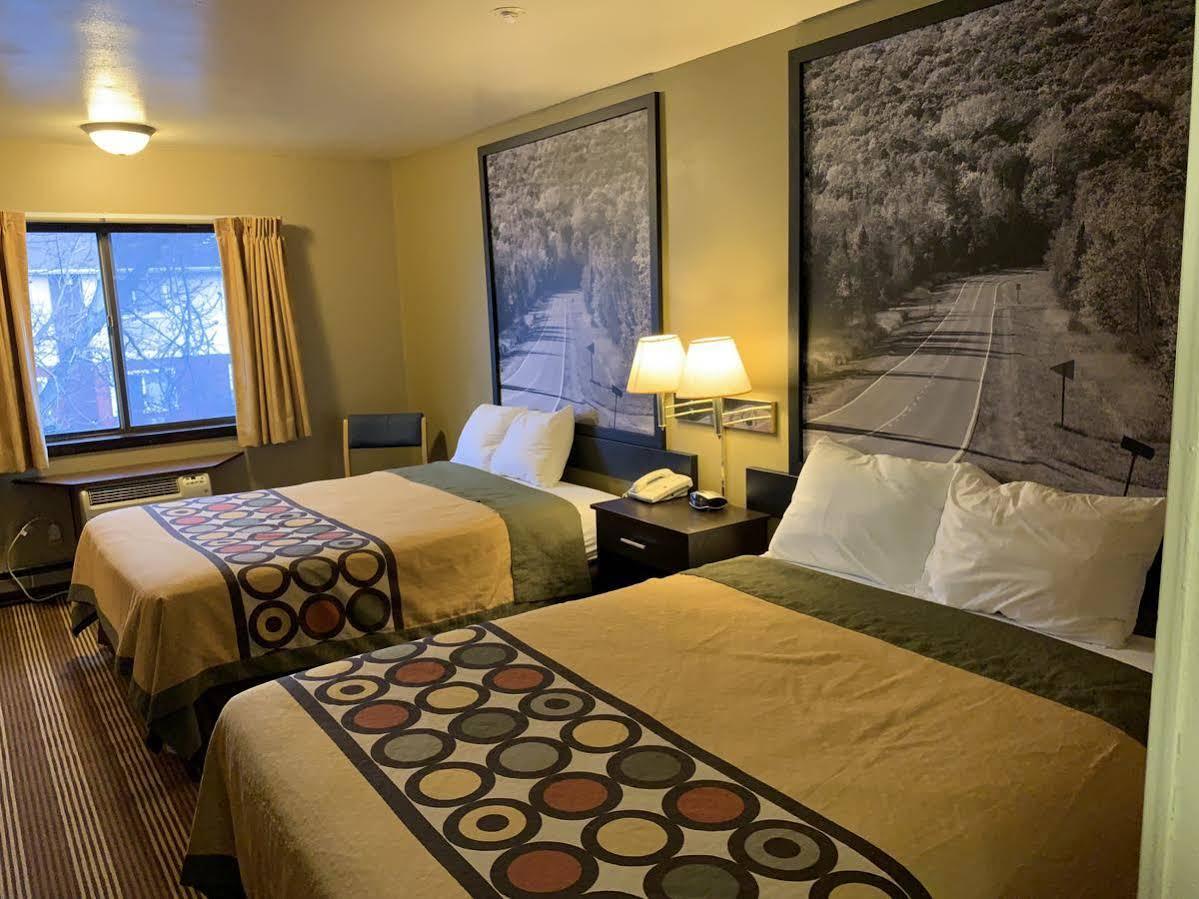Super 8 By Wyndham Eau Claire Wi Otel Dış mekan fotoğraf